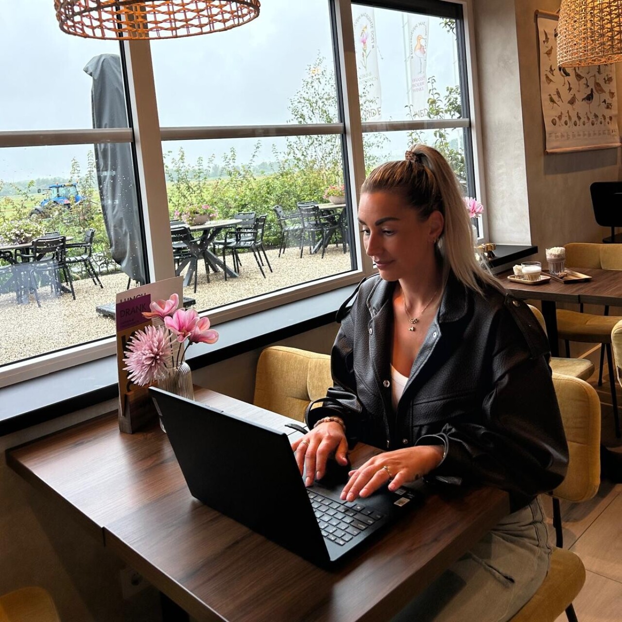 Vrouw op laptop